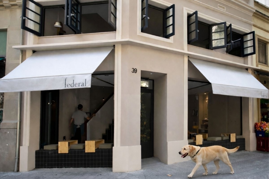 Federal Cafè a Sant Antoni amb brunch dog friendly i espai ampli per a gossos